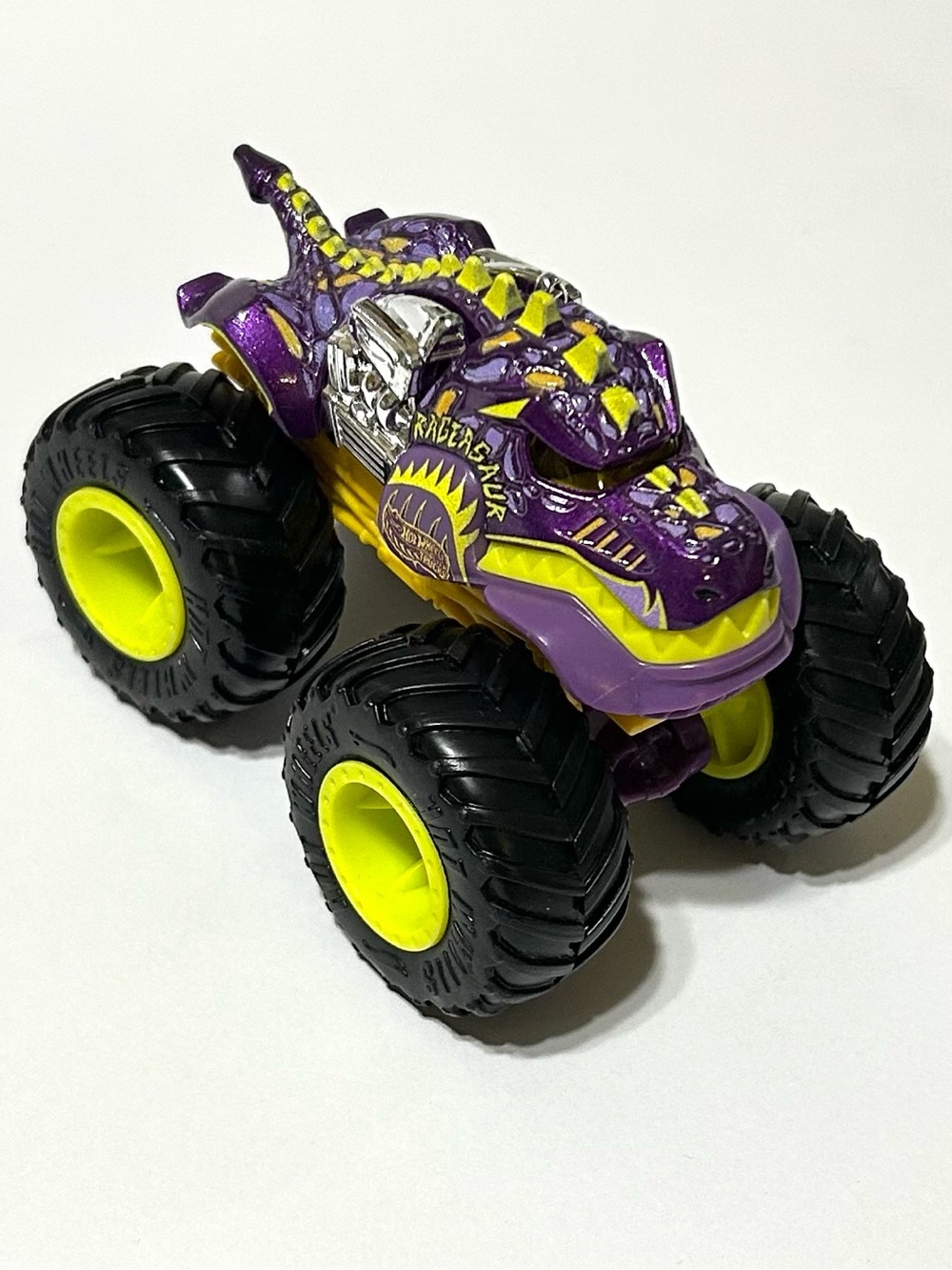 4/$20 Hot Wheels Monster Trucks Rageasaur 1:64 Beast Bashers Monster Jam Dino